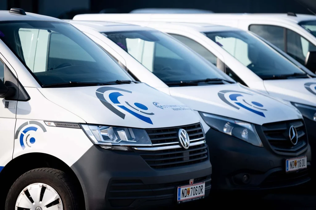 LTS Speditions-Fuhrpark zeigt 4 VW Transporter mit LTS Beschriftung.